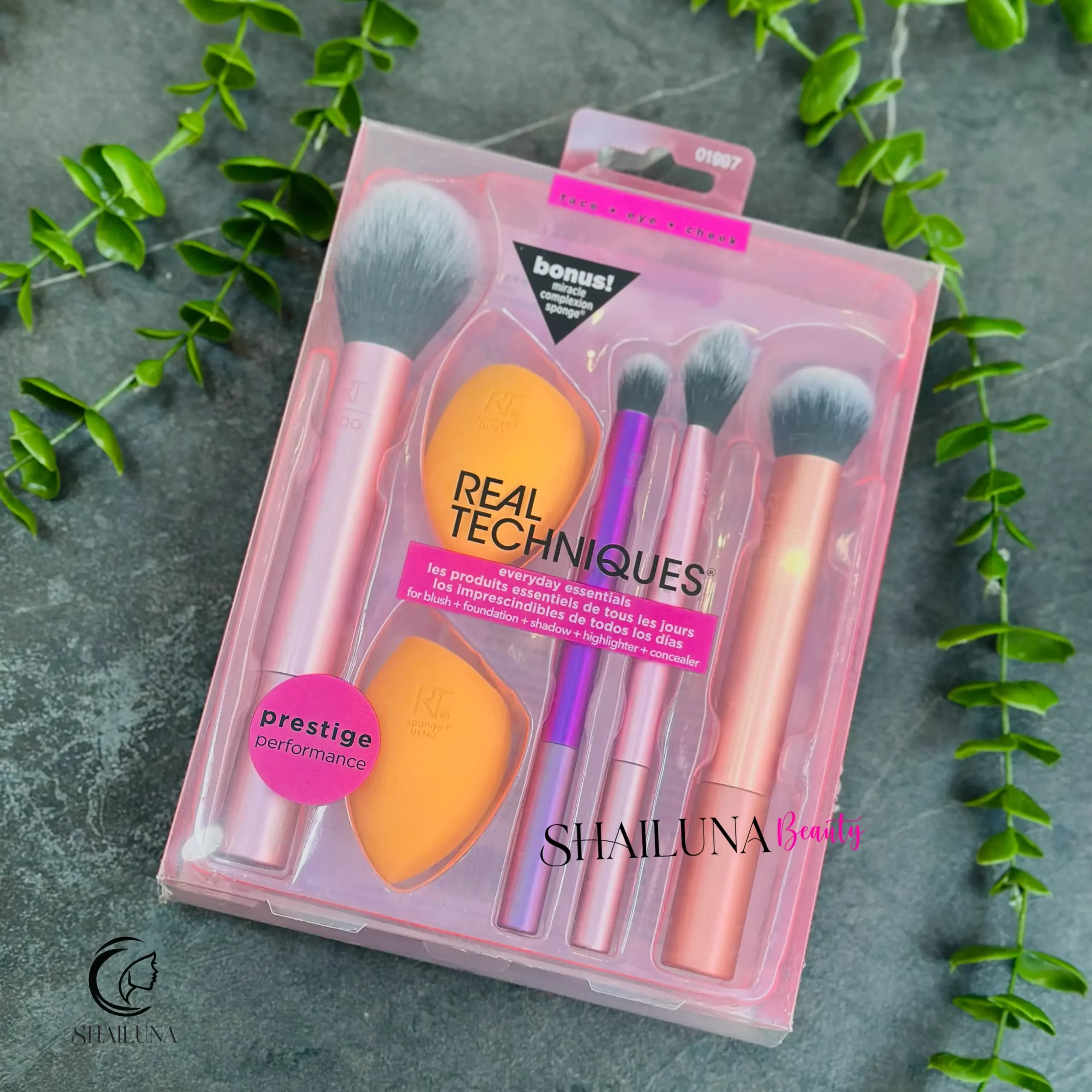 ست براش آرایشی 6 تکه دو پد ریل تکنیک Real Techniques Brush — تصویر ۳