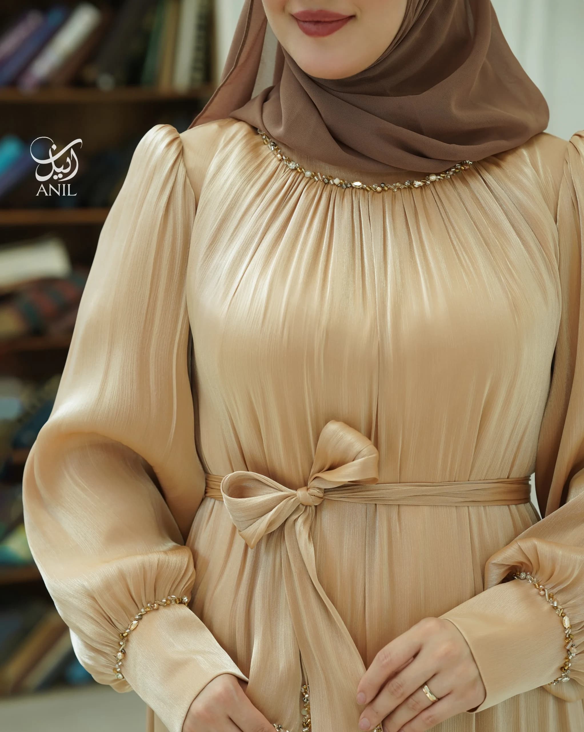 عبا حریر ابریشم اماراتی جواهردوزی | نخودی (کرم) — تصویر ۴
