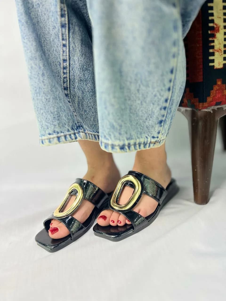 صندل تخت زنانه با حلقهٔ طلایی — تصویر ۲