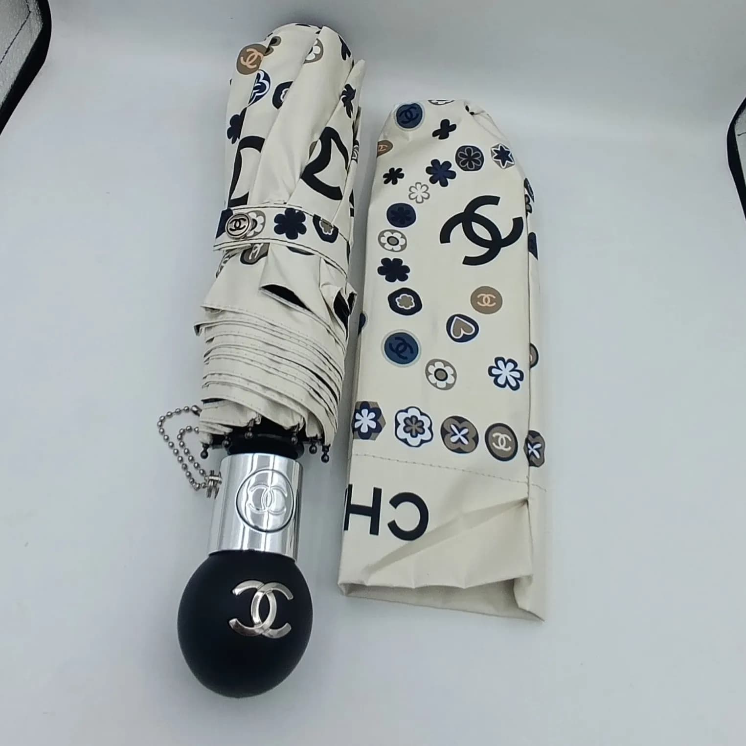 چتر اتوماتیک برند چنل CHANEL ضد باد با پارچه نانو و جعبه کادویی رنگ کرم نخودی — تصویر ۸