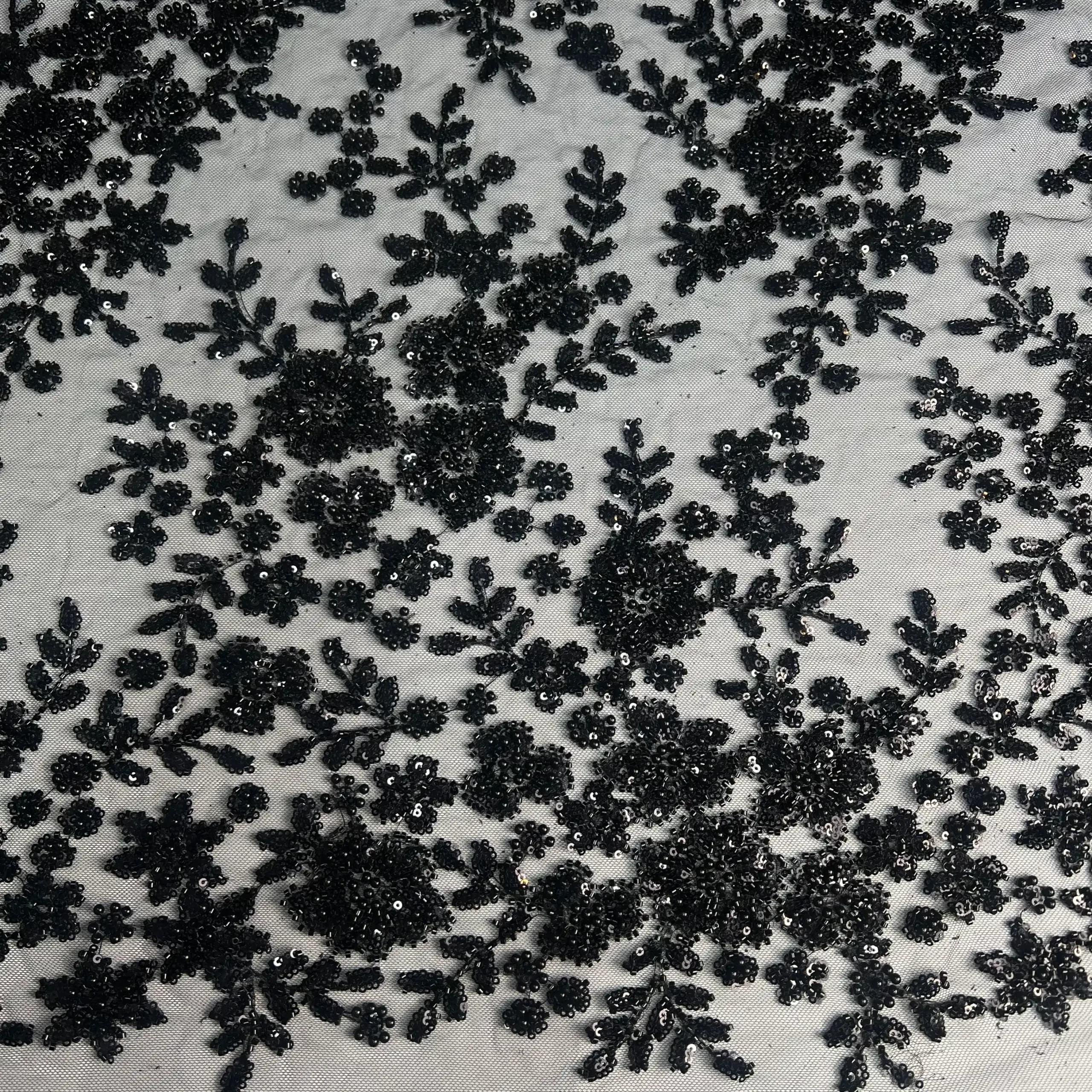 پارچه تور کارشده طرح گل شاخهای مشکی — تصویر ۲