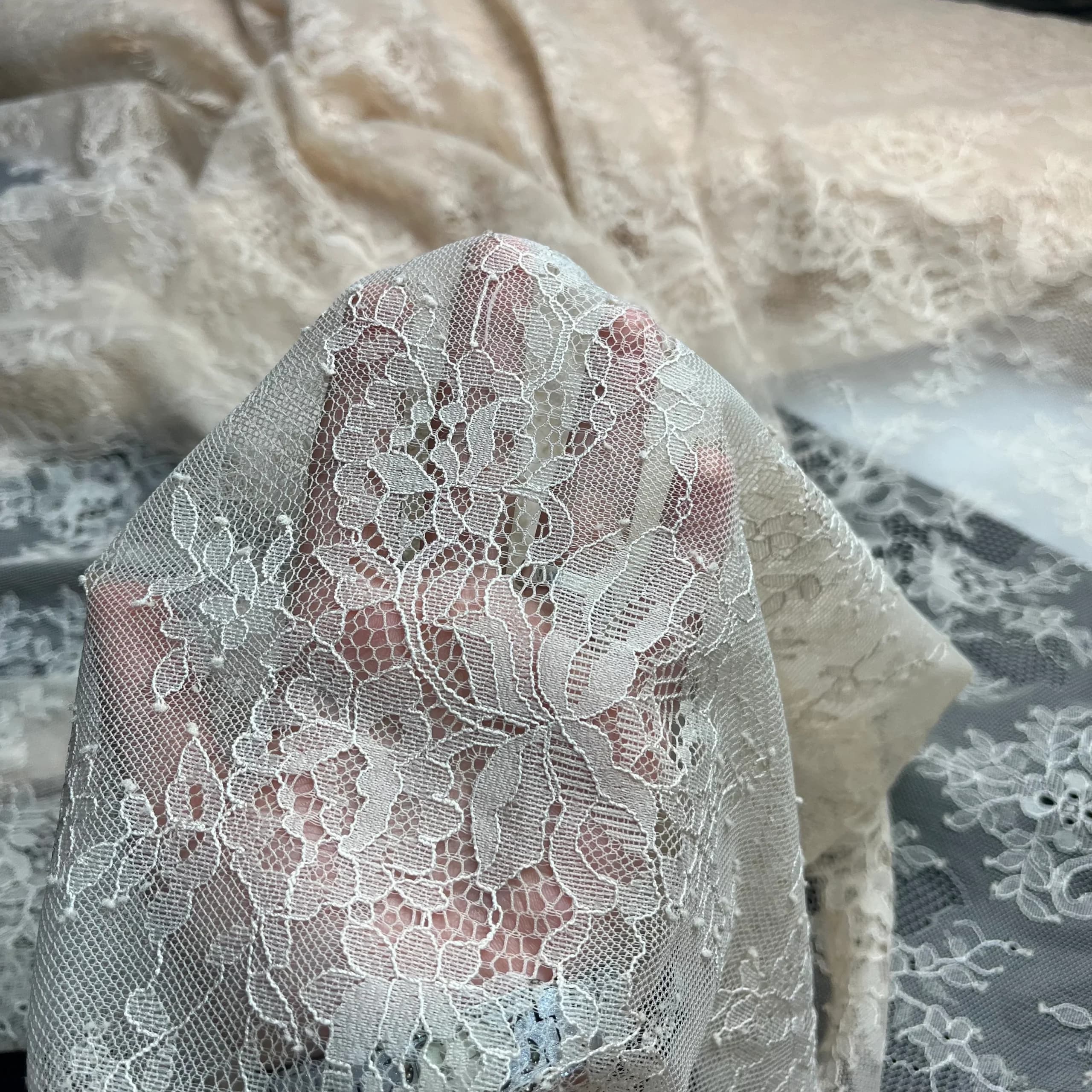 پارچه دانتل فرانسه حاشیه مژهای طرح گل رز کرمی — تصویر ۲