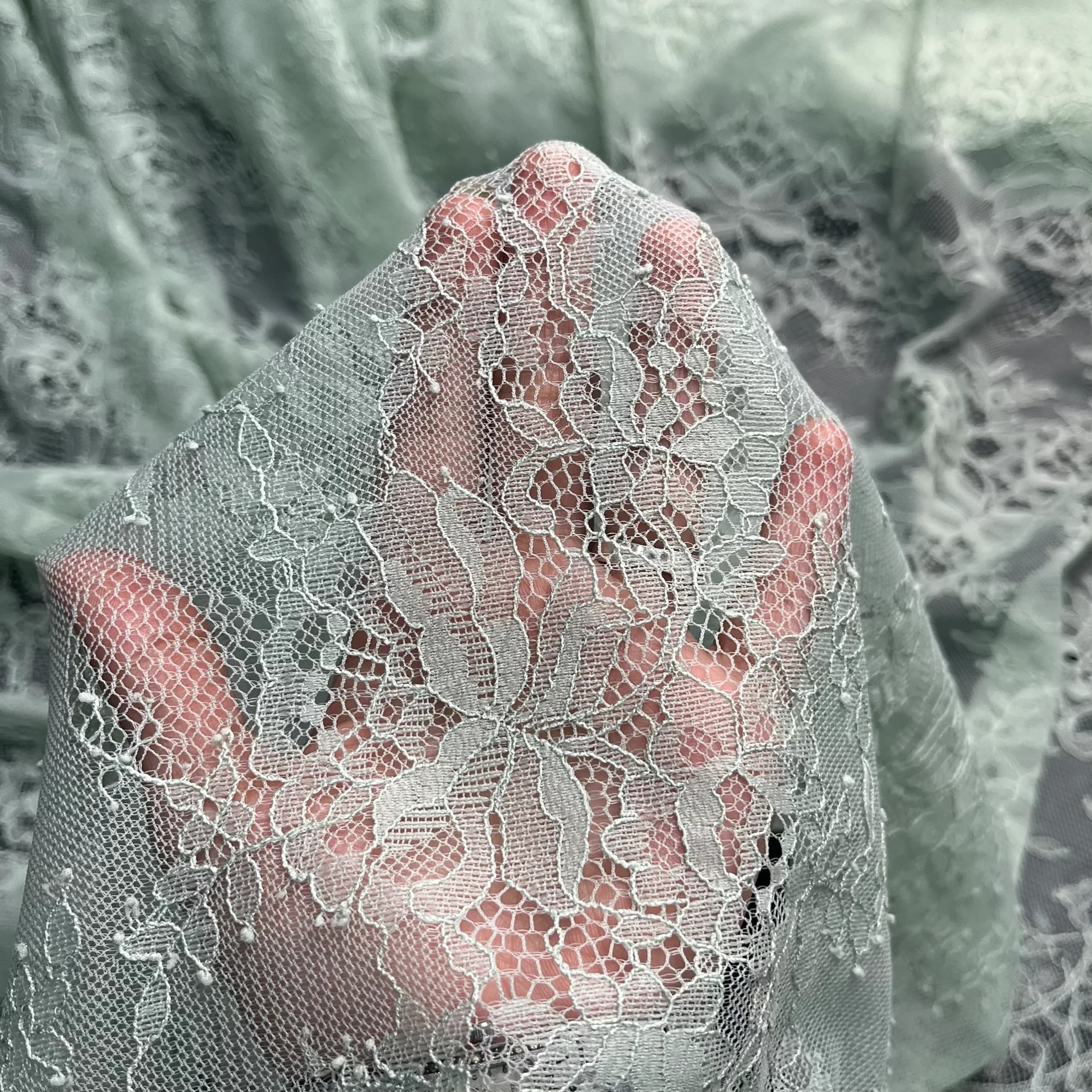پارچه دانتل فرانسه حاشیه مژهای طرح گل رز سبز پاستیلی — تصویر ۳