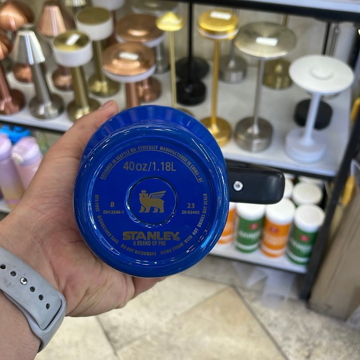 تراول ماگ استنلی دستهدار 1.18 لیتر طرحدار آبی NAVY BLUE — تصویر ۲