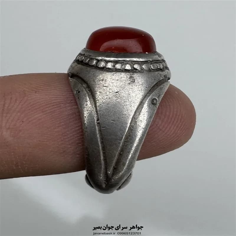 انگشتر عقیق سرخ با رکاب فیلی نقره؛ جلوه اصیل و پرانرژی — تصویر ۲