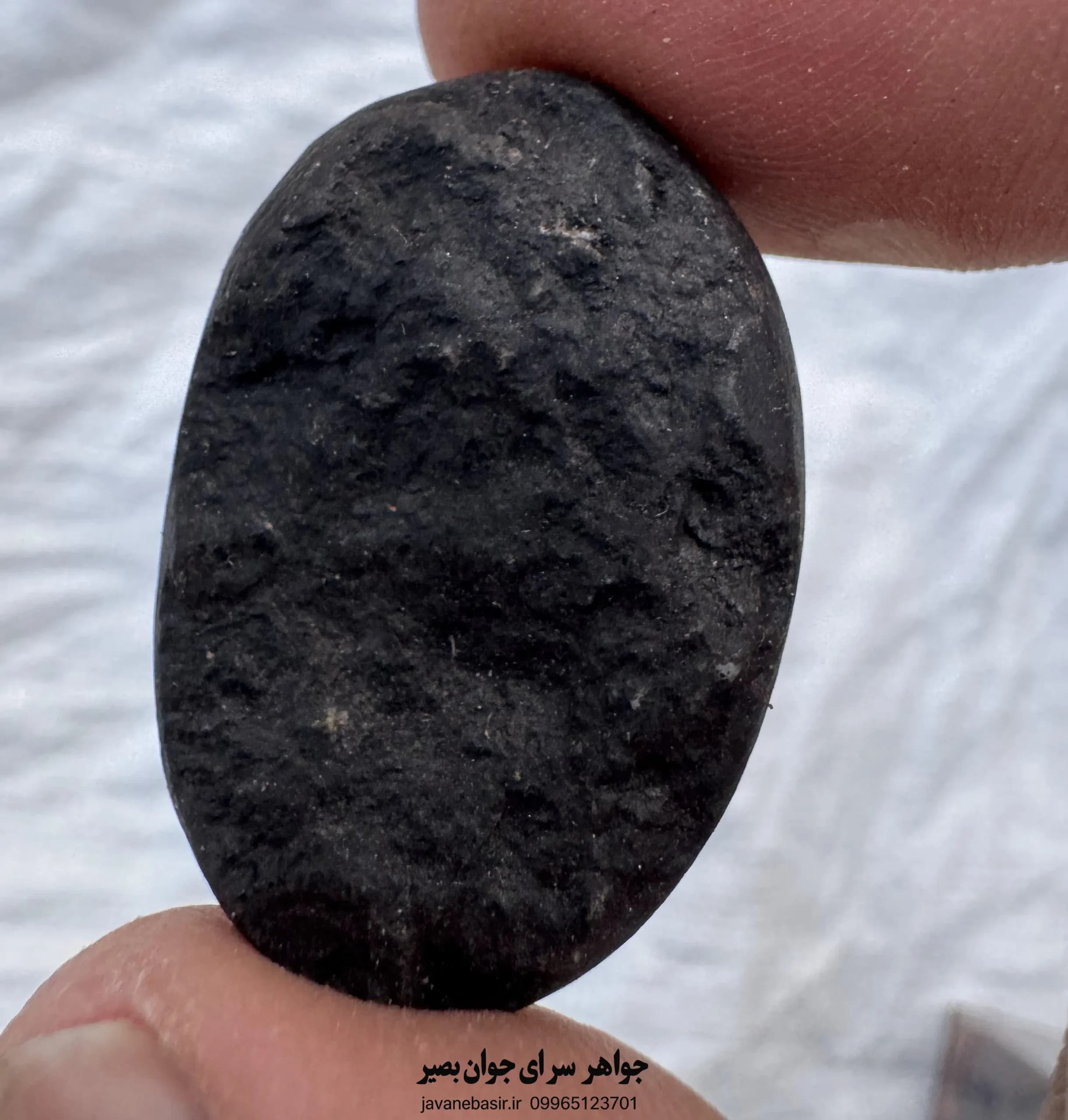سنگ هبهاب مشکی با چهره کمیاب؛ هنر دست استاد بر بستر سنگ — تصویر ۲