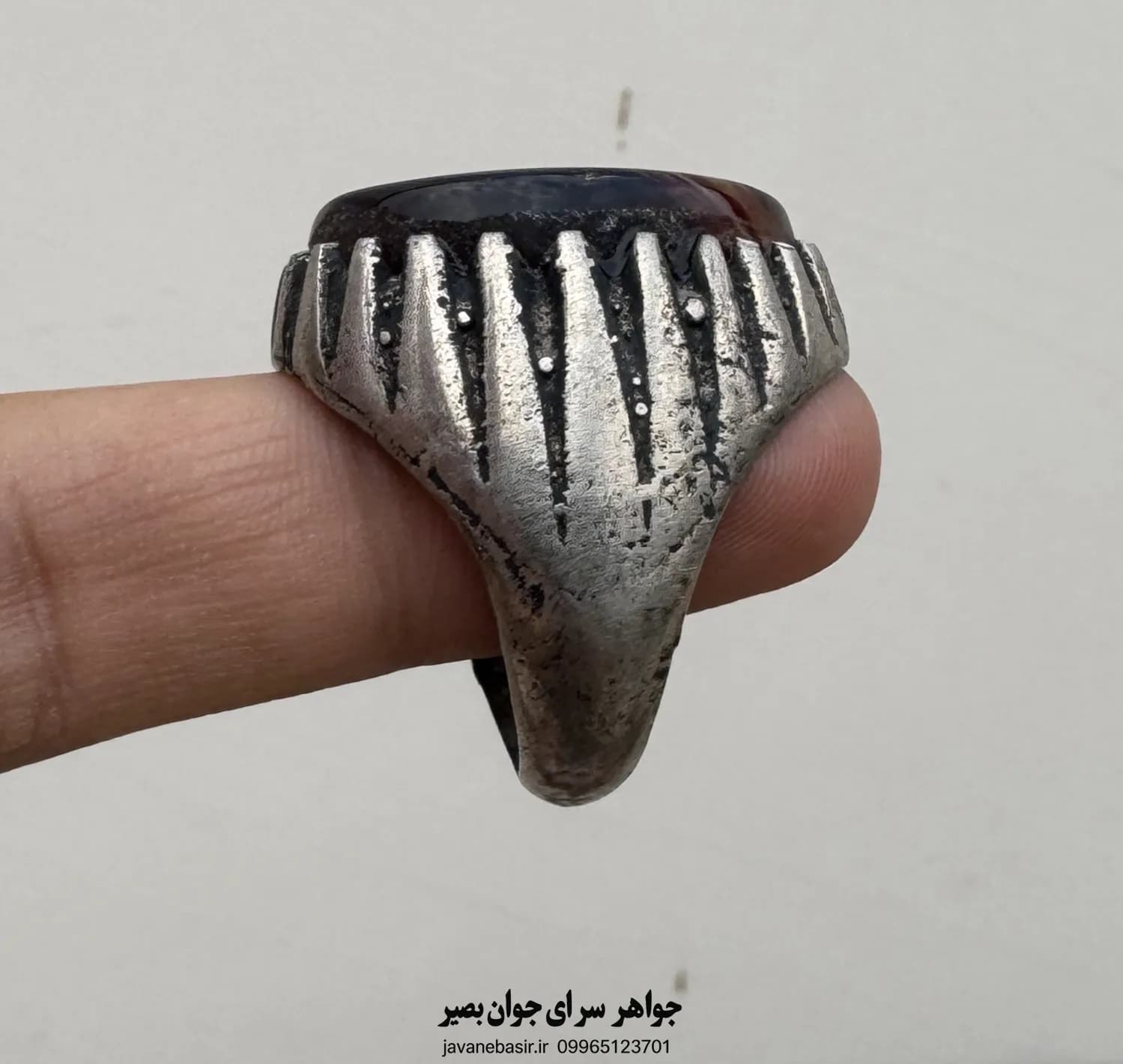 انگشتر عقیق سلیمانی کهنه با رگههای طلایی و رکاب فیلی؛ شکوهی از دل تاریخ — تصویر ۲