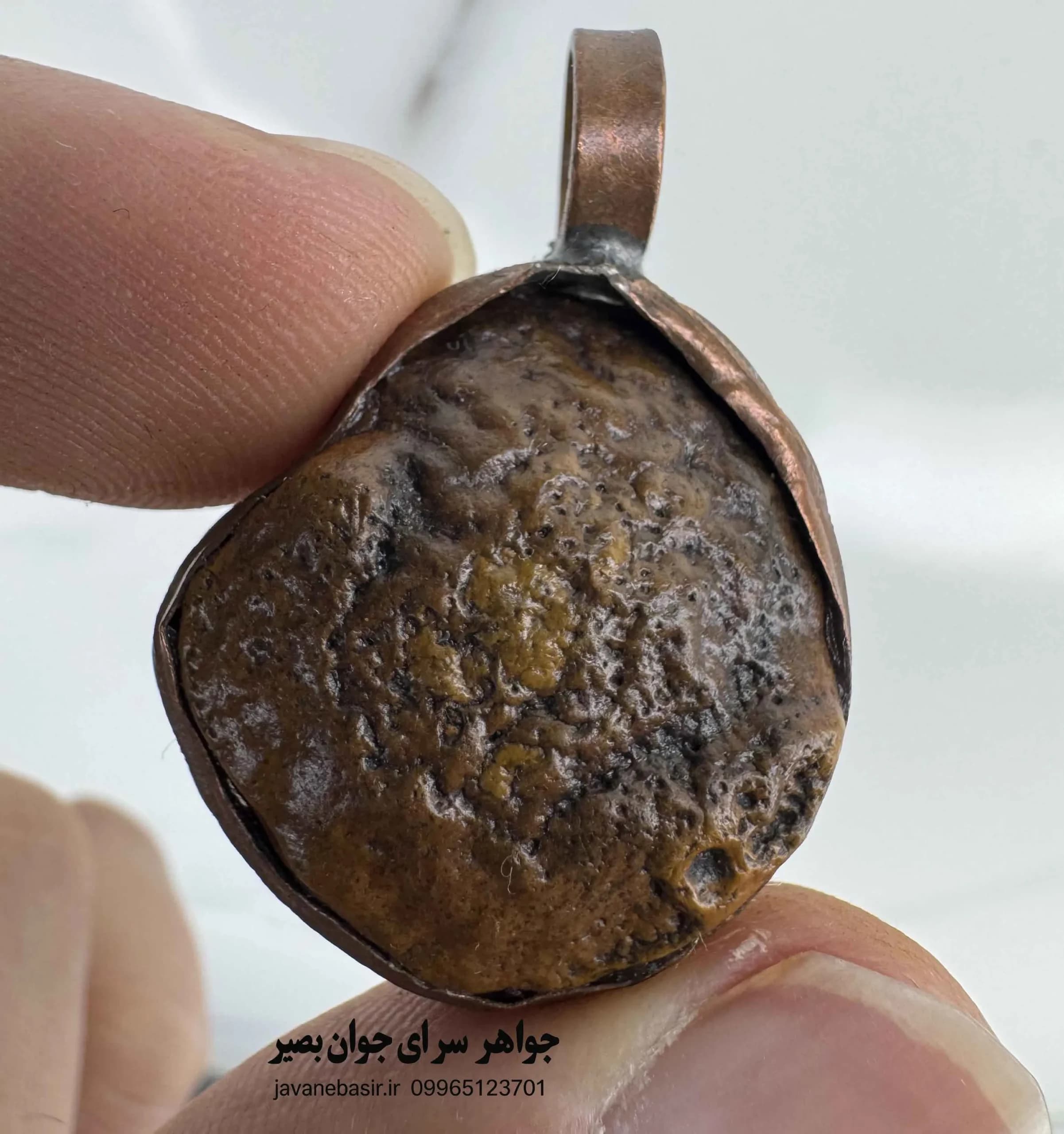 گردنبند سنگ سلطانی کهن مصر با نقش لایهای کاهنان باستان — تصویر ۲