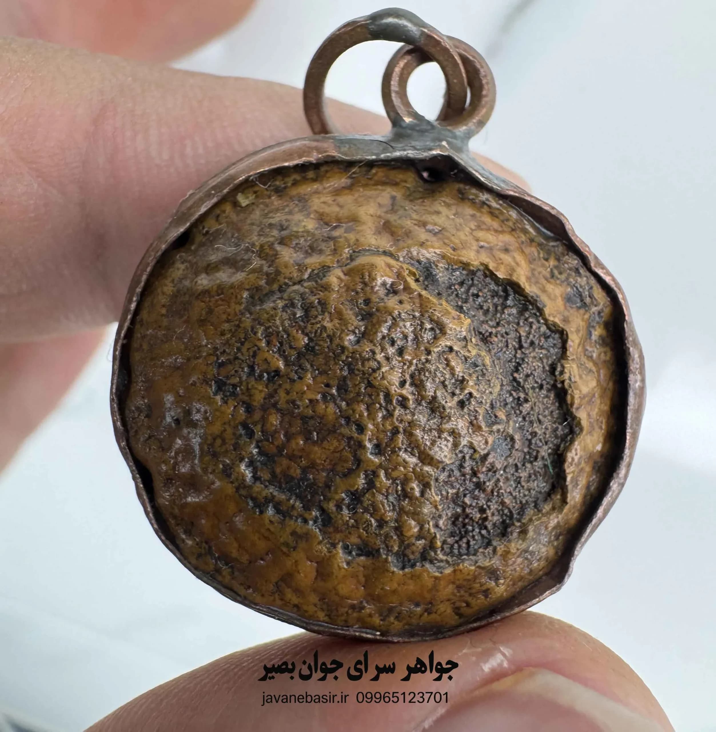 گردنبند سلطانی گبری مصری با قاب مسی؛ همراهی کهن برای عشق، باروری و گشایش روزی — تصویر ۲