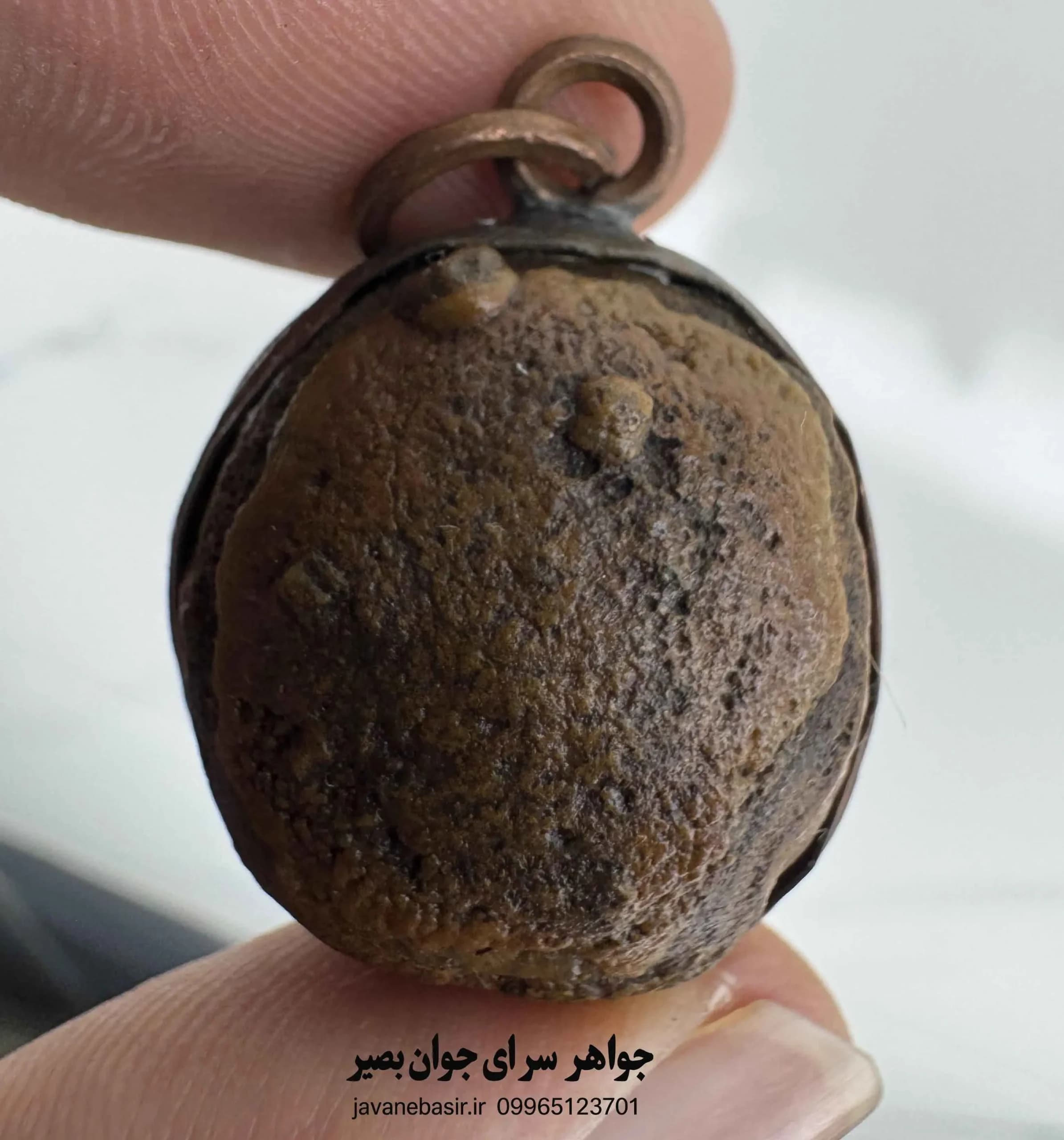 گردنبند سلطانی گبری مصری با قاب مسی؛ همراه کاهنان معبد در آیینهای کهن — تصویر ۲