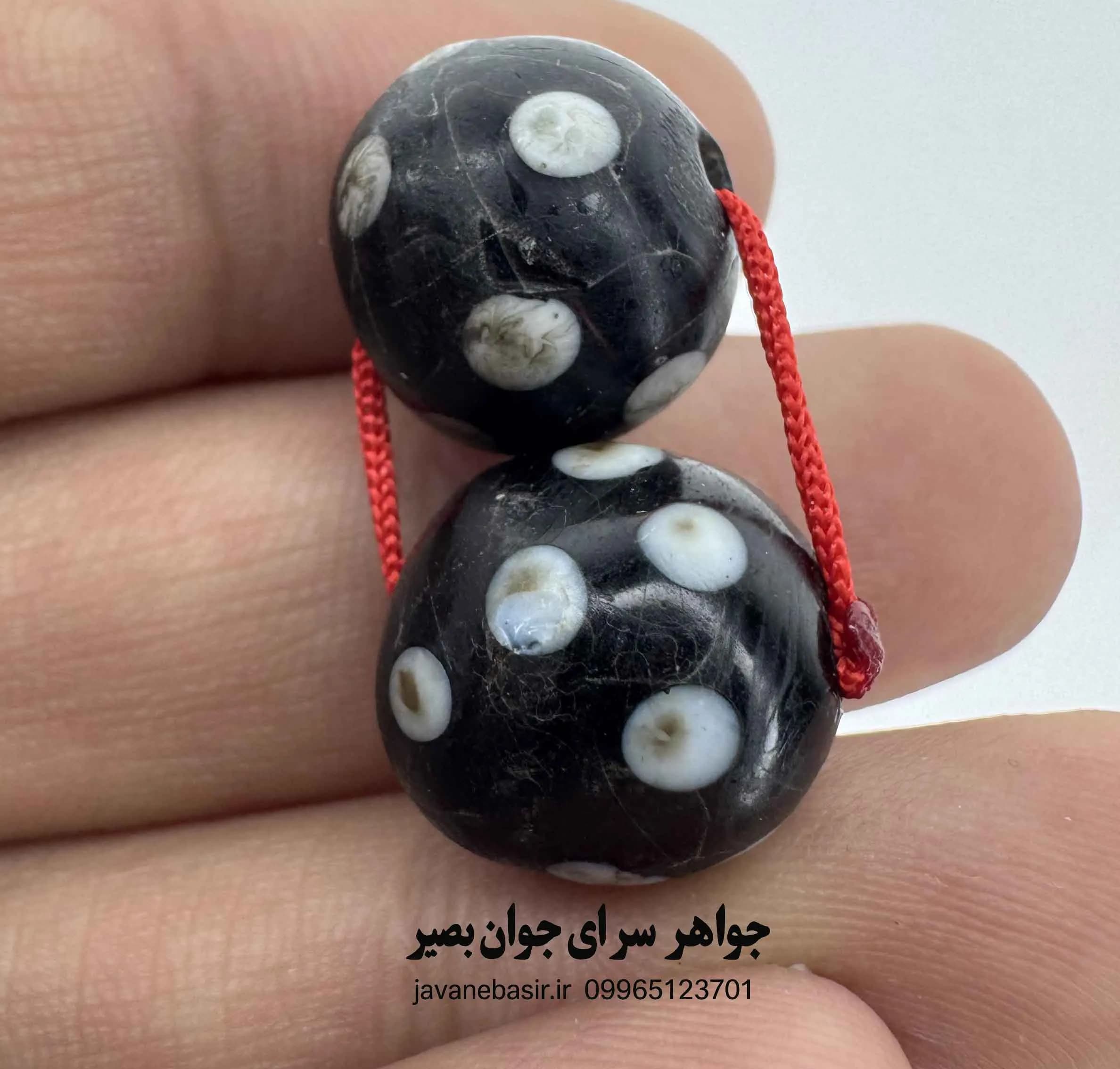 جفت مهره مینا (چیتو) سیاه با نقش چشمهای کهن؛ نماد محافظت