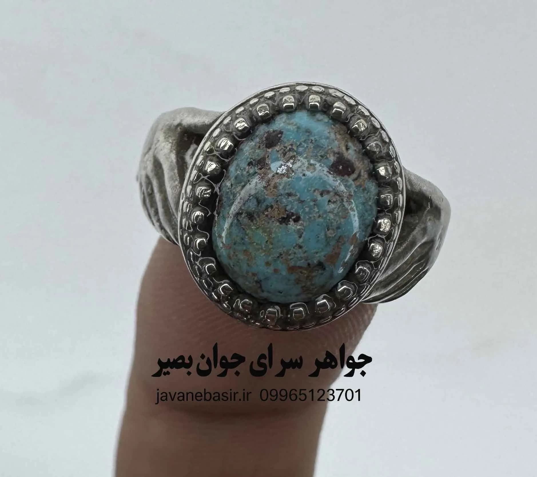 انگشتر فیروزه نیشابور با نگین آبی زنده و رگههای طبیعی؛ با اصالت و