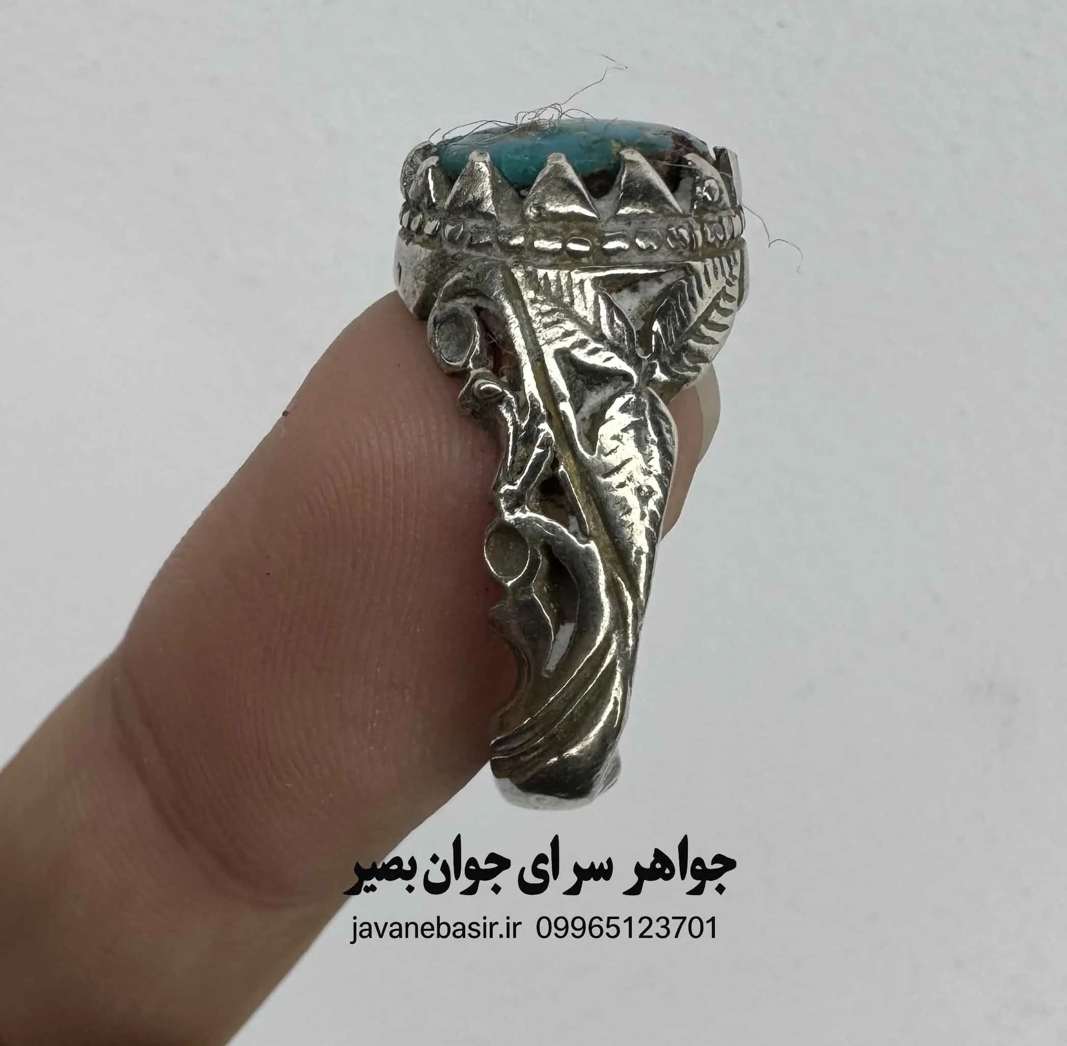 انگشتر فیروزه نیشابور با رکاب ظریف؛ نگینی زنده و پرطراوت — تصویر ۲