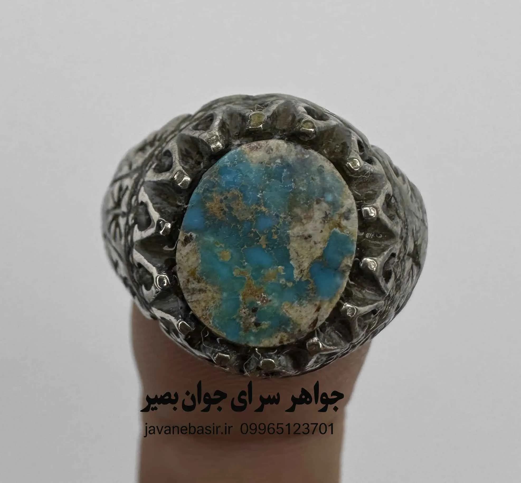 انگشتر فیروزه نیشابور با نگین آبی زنده؛ عمقی که هر نگاه را به خود میکشد