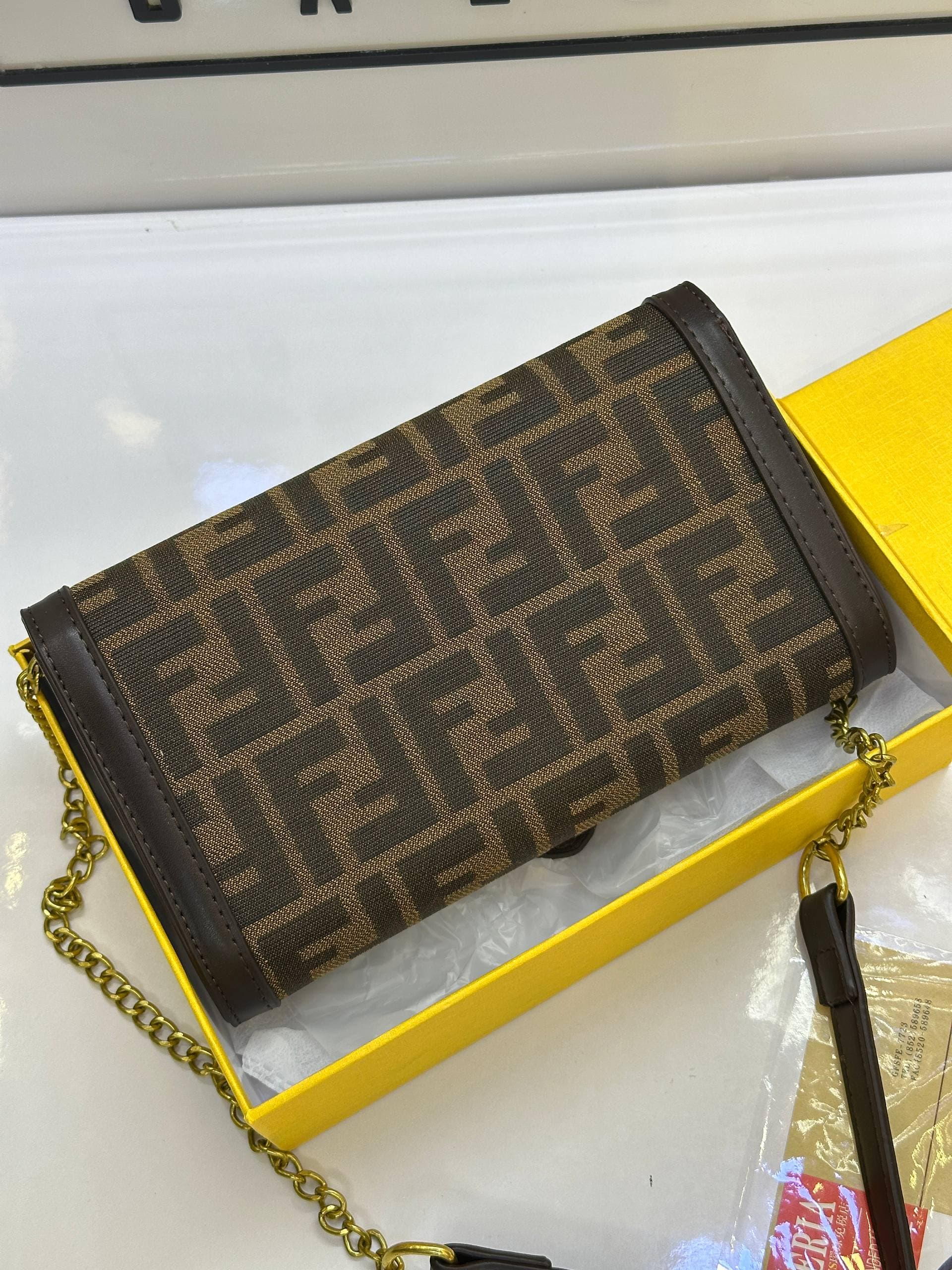 کیف دستی و دوشی فندی Fendi 2112 — تصویر ۳