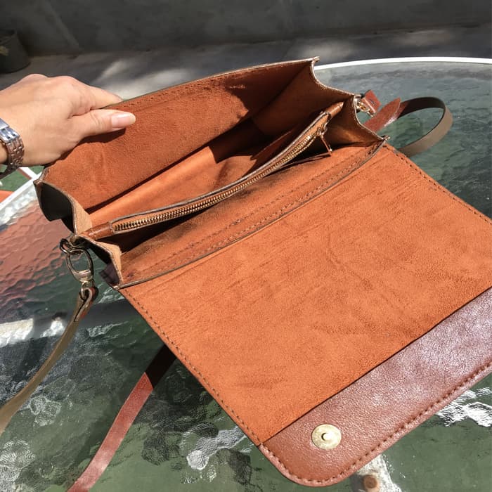 کیف دوشی چرم طبیعی اسپرت دست دوز R.J — تصویر ۲