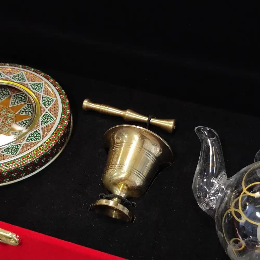 ظرف زعفران کادویی مناسب 10 گرم زعفران به همراه هاون و قوری 2106 — تصویر ۶