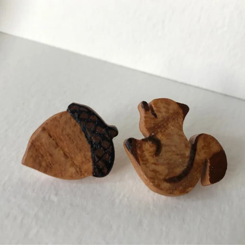 گوشواره میخی چوبی دست ساز تا به تا طرح بلوط و سنجاب — تصویر ۲