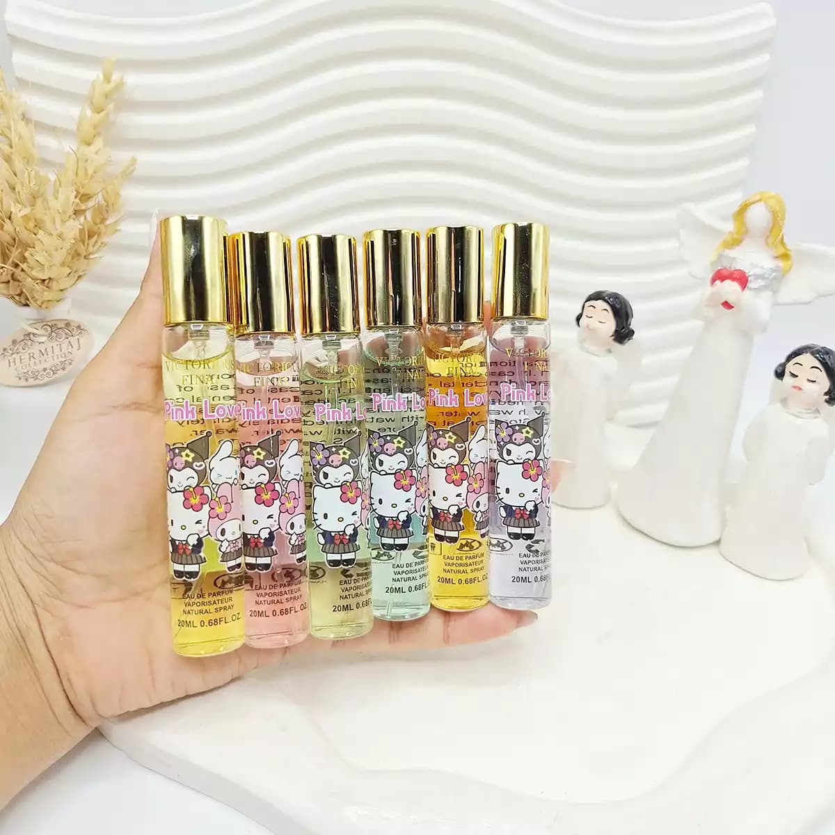 عطر قلمی فانتزی زنانه طرح هلو کیتی رایحه شیرین | حجم 20 میل — تصویر ۲