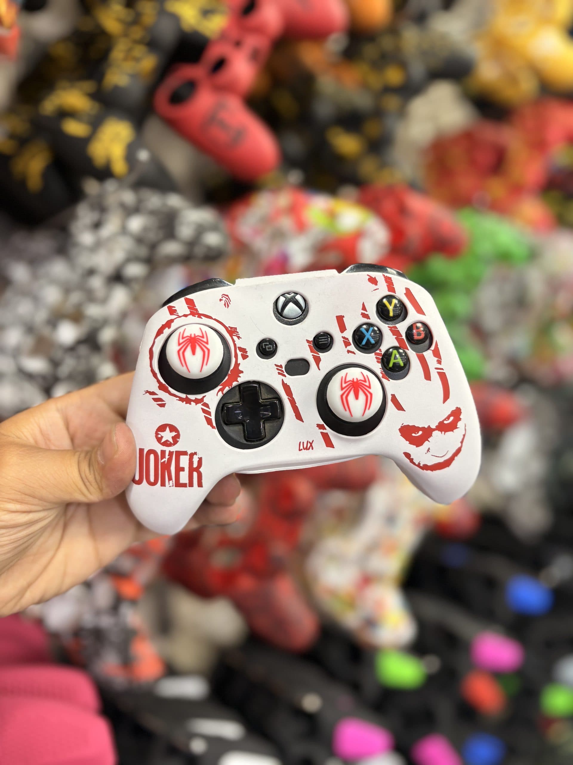 کاور دسته سیلیکونی xbox series ضد ضربه + دو عدد سر آنالوگ (joker)