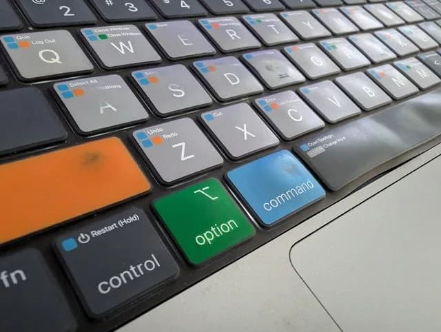 کاور کیبورد مک بوک نئو 13 اینچ | 2026 | A18 Pro مدل VerSkin MacOS Shortcut برند جی سی پال — تصویر ۸