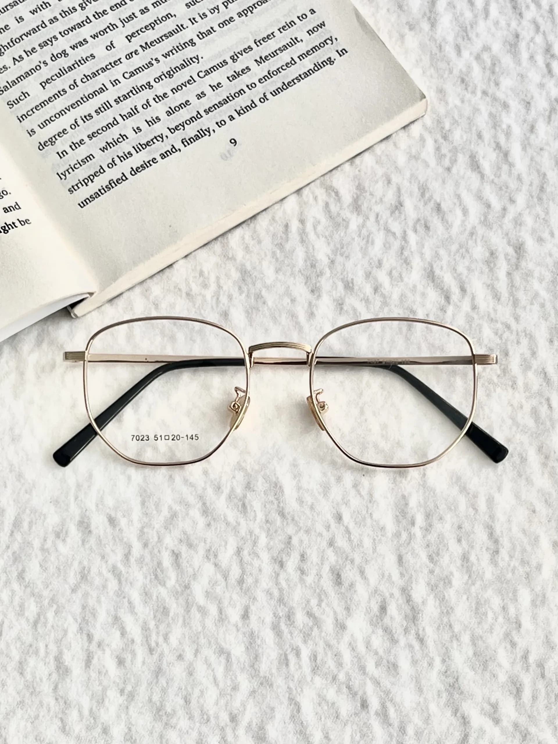 عینک طبی پینترستی فریم فلزی طلایی برند moscot — تصویر ۳