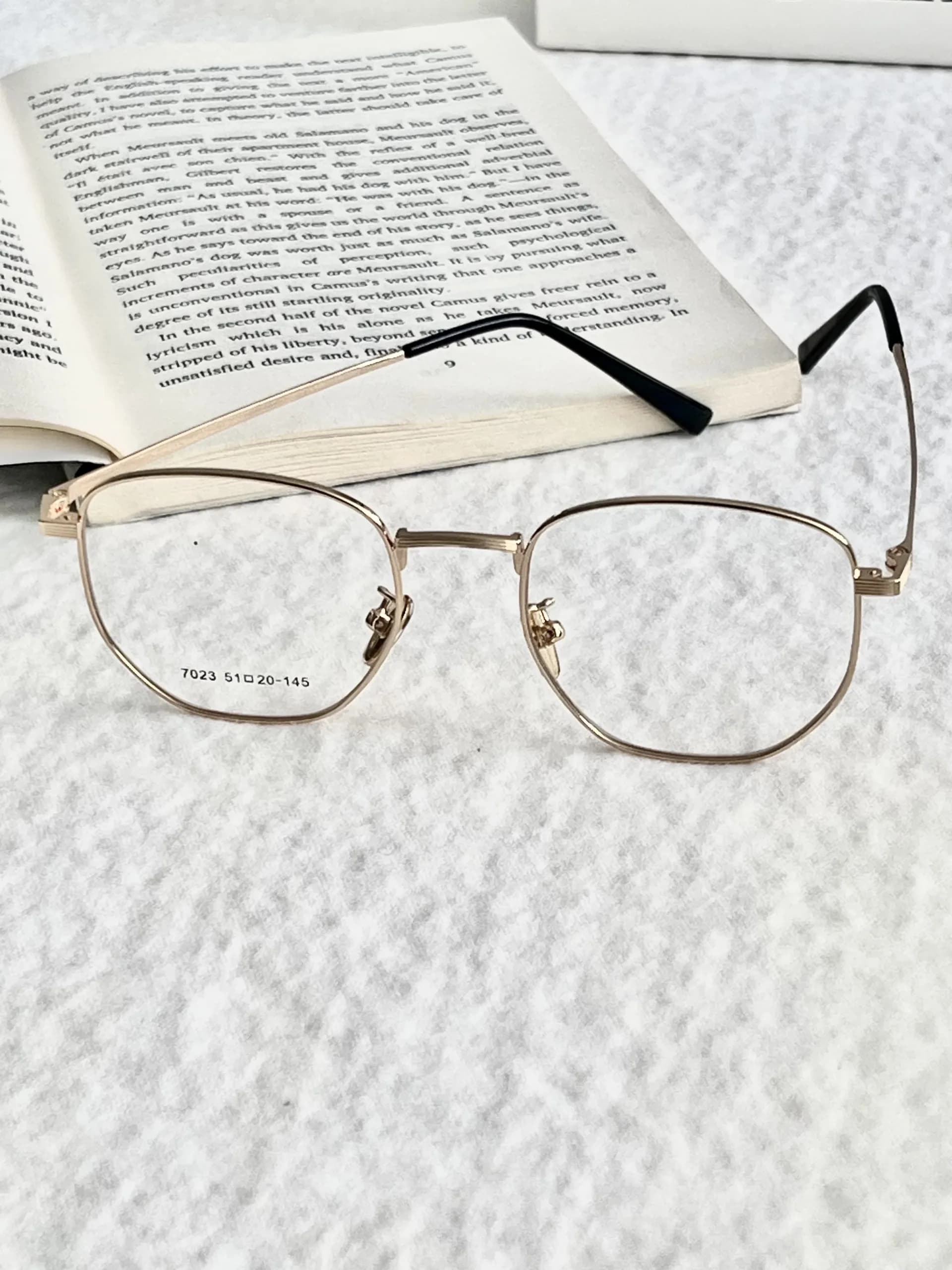 عینک طبی پینترستی فریم فلزی طلایی برند moscot — تصویر ۴
