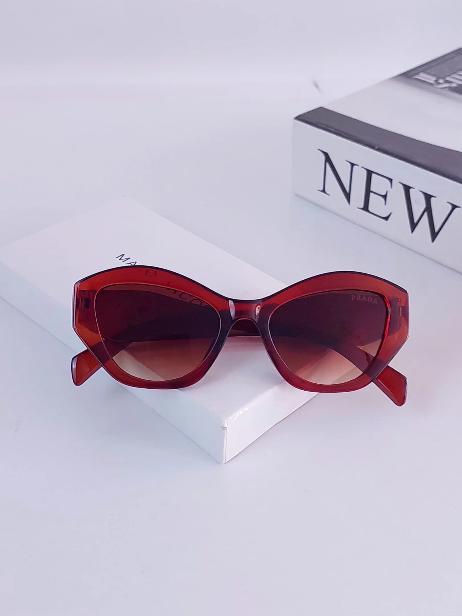 عینک آفتابی زنانه برند Prada فریم کائوچو قهوه ای یووی 400 — تصویر ۲