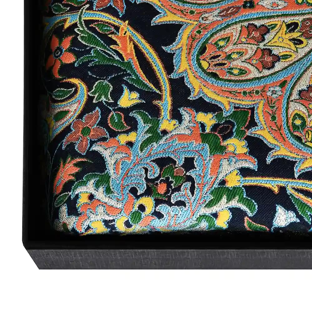 ست سه تکه سجاده و جانماز ترمه زربافت نفیس همادیس طرح افشار سرمهای کد TR05-S — تصویر ۷