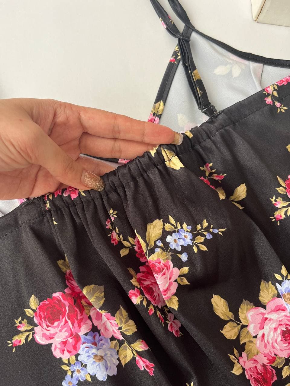 تاپ و شلوارک ساتن LX مشکی طرح گل — تصویر ۵