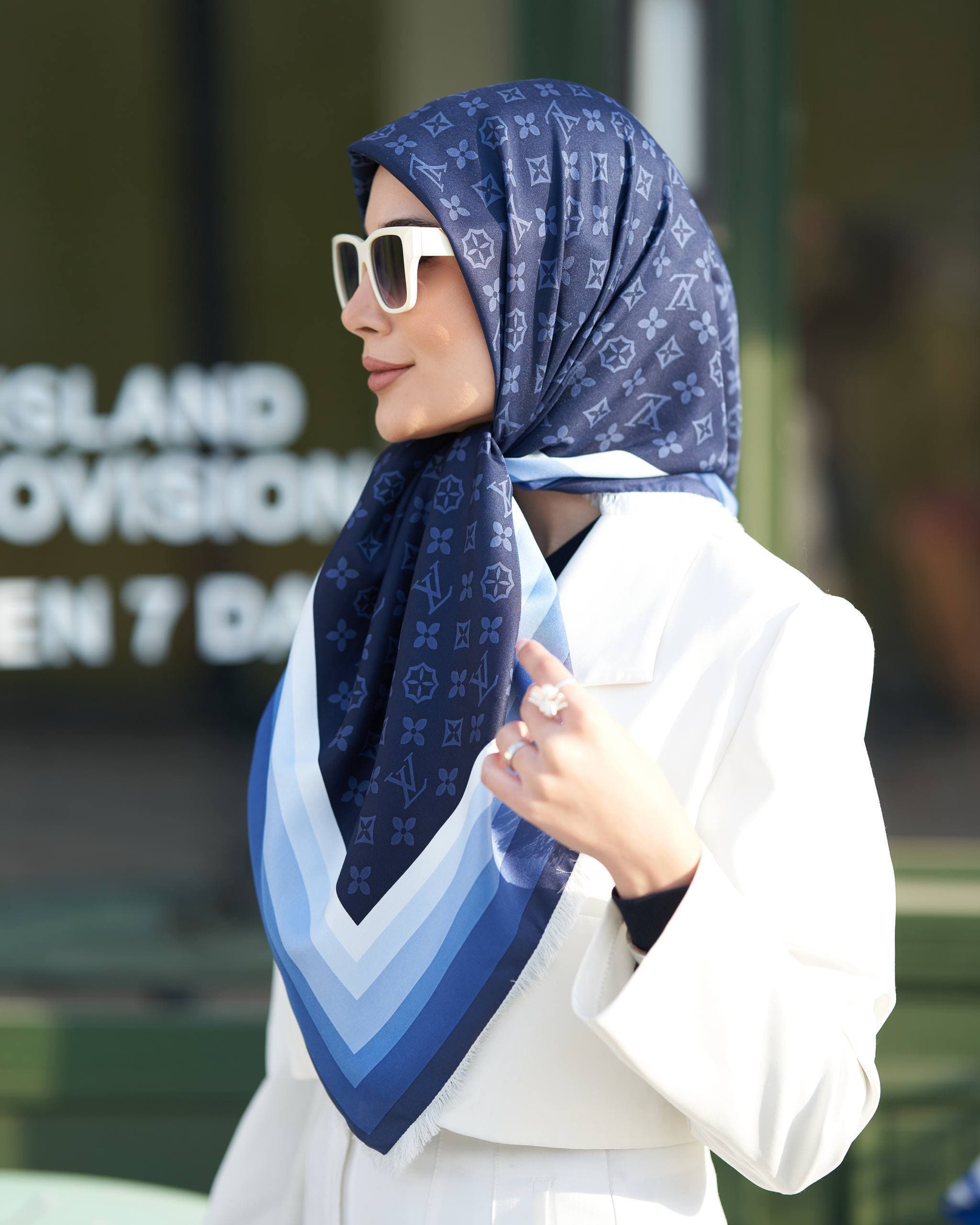 روسری ابریشم توییل ریشه سوزنی ال وی — تصویر ۲