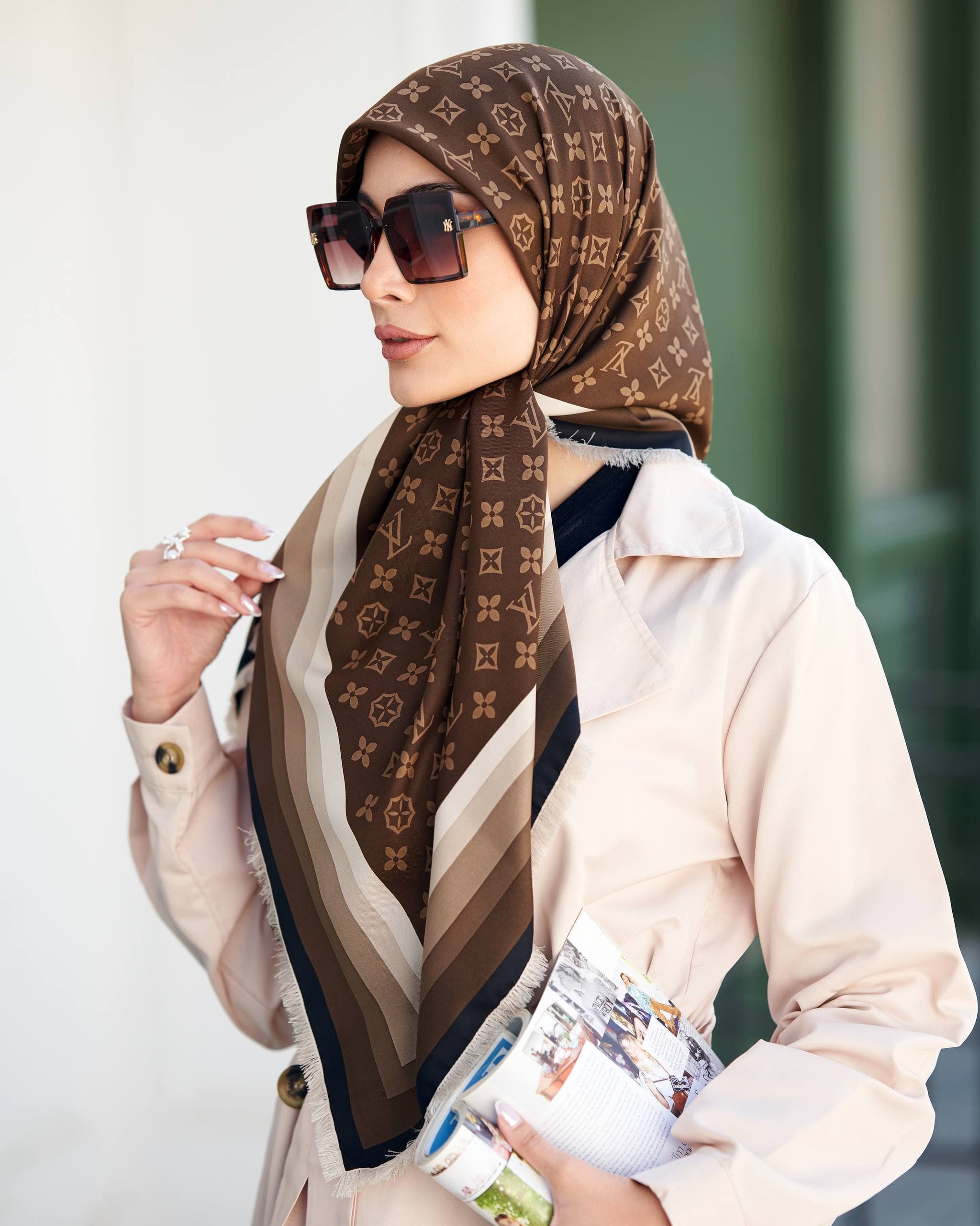 روسری ابریشم توییل ریشه سوزنی ال وی — تصویر ۴