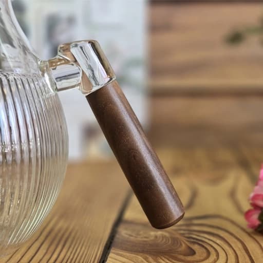 پارچ تنگی پیرکس 1800 میلی لیتر دسته و درب چوبی تیره — تصویر ۲