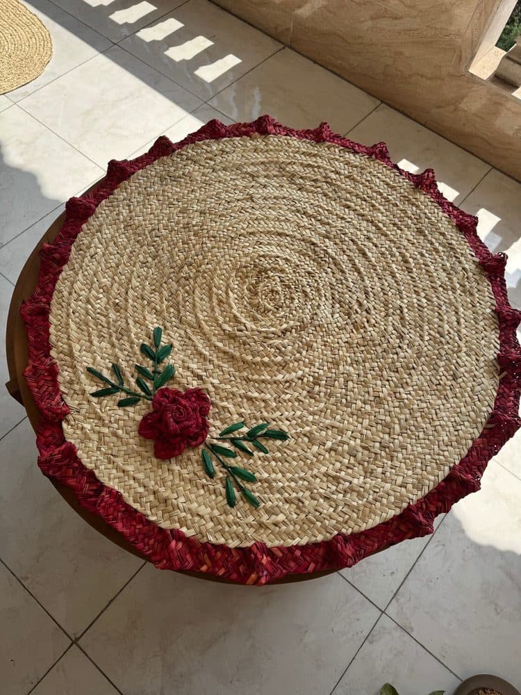 سفره حصیری گرد تزیینی با حاشیه قرمز؛ رومیزی دستبافت طرح رز — تصویر ۴