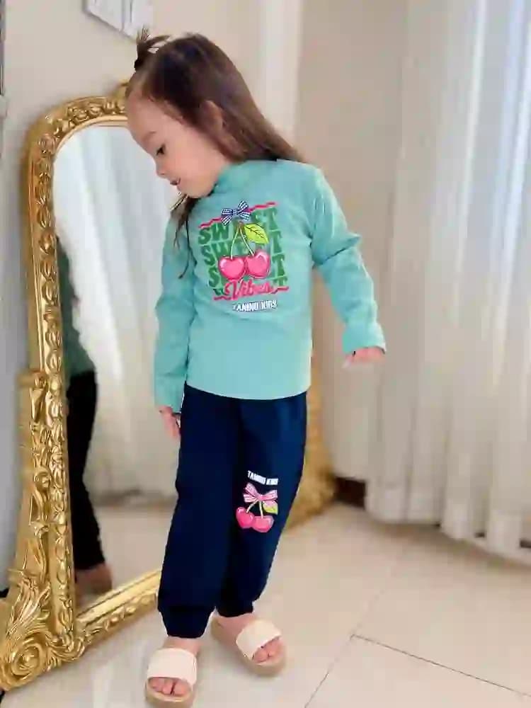 بلوز یقهاسکی و شلوار بچگانه — تصویر ۲