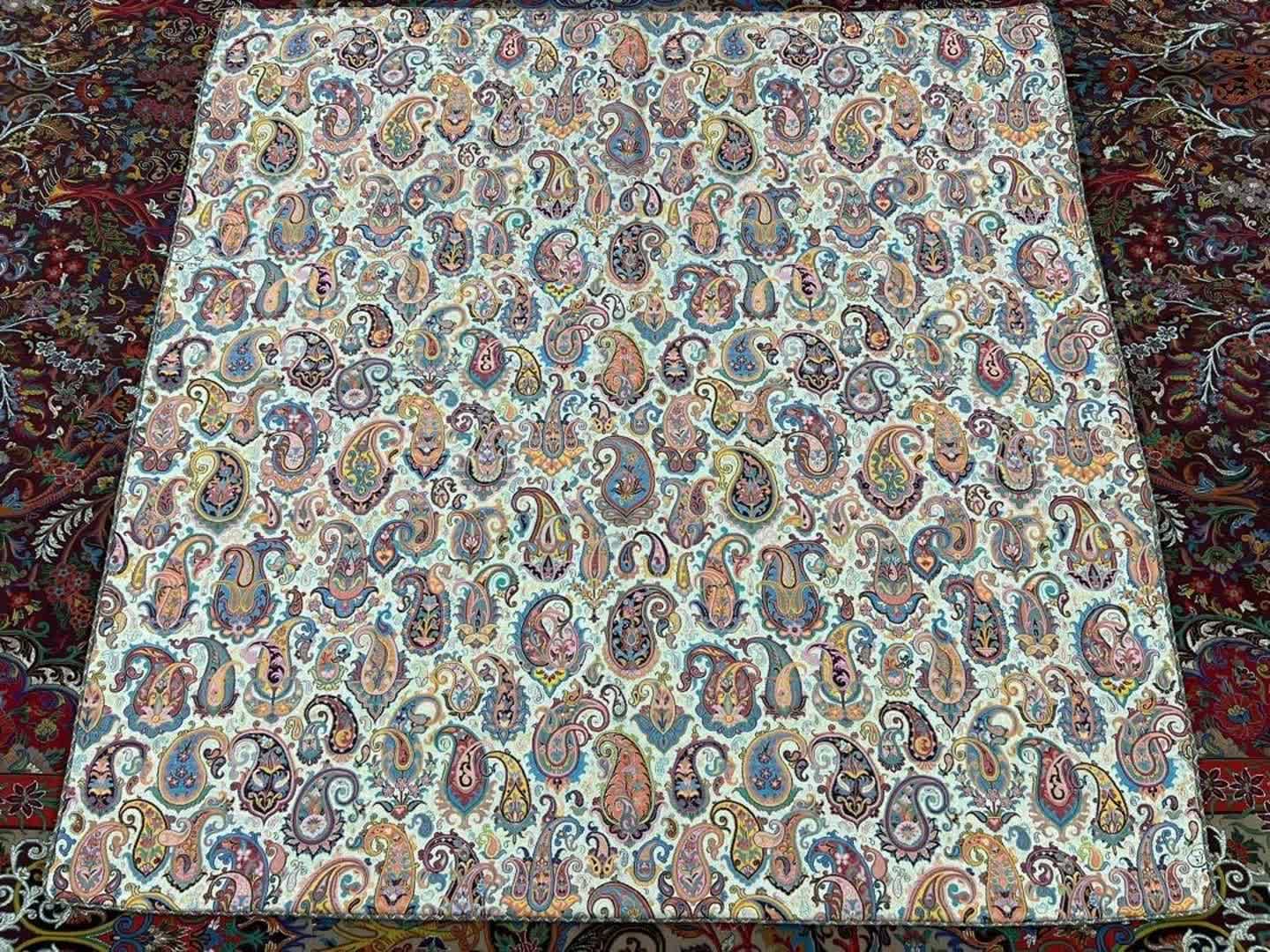 رومیزی ترمه ابریشم طرح هزار دستان سایز 1*1