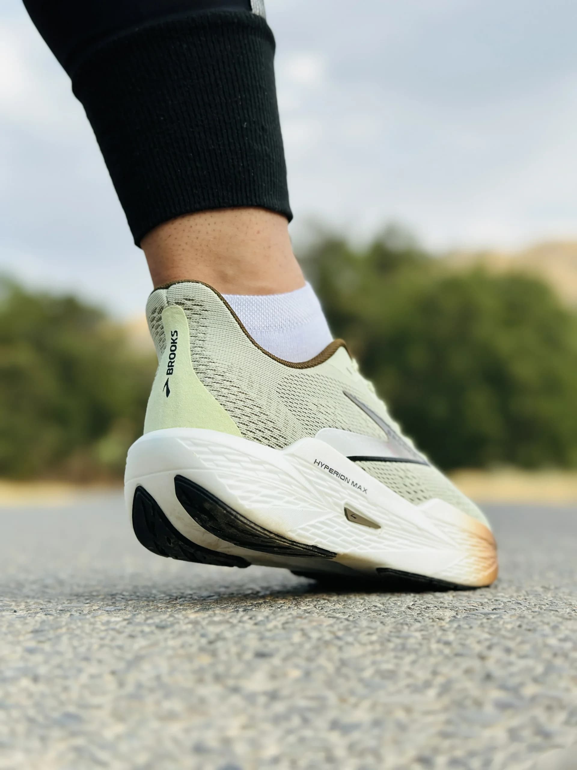 کتونی بروکس مدل Hyperion Max Gale 2 زیتونی — تصویر ۵