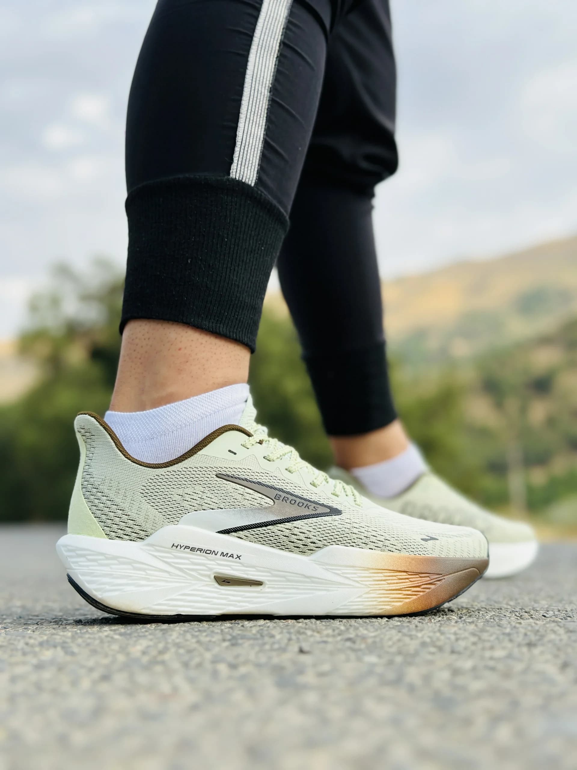 کتونی بروکس مدل Hyperion Max Gale 2 زیتونی — تصویر ۶