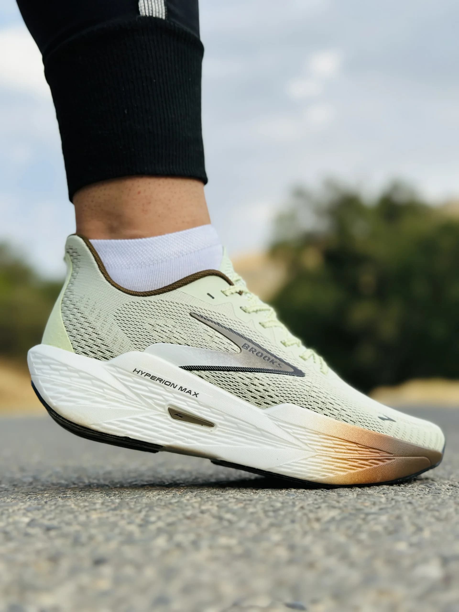 کتونی بروکس مدل Hyperion Max Gale 2 زیتونی — تصویر ۹