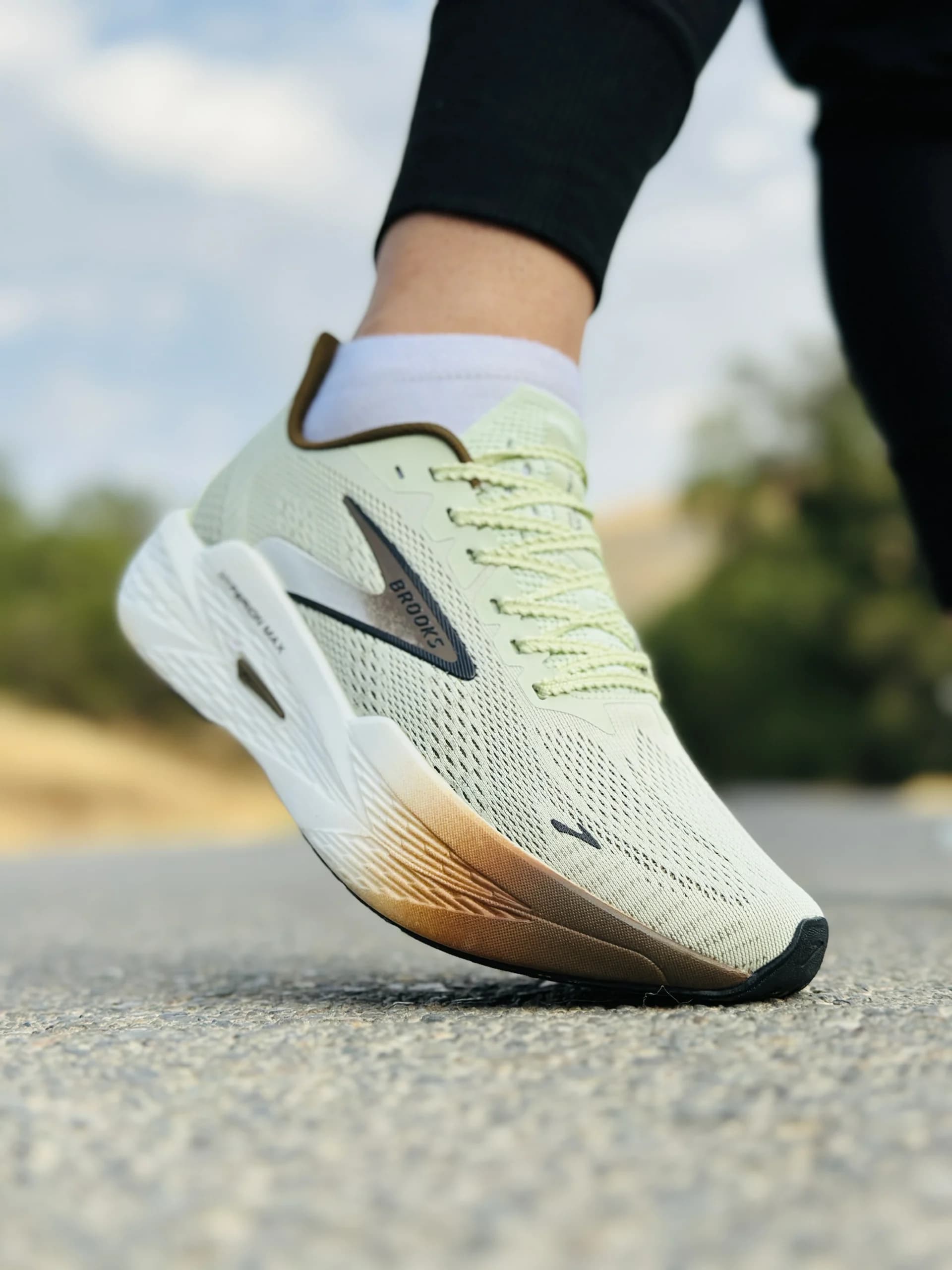 کتونی بروکس مدل Hyperion Max Gale 2 زیتونی — تصویر ۴