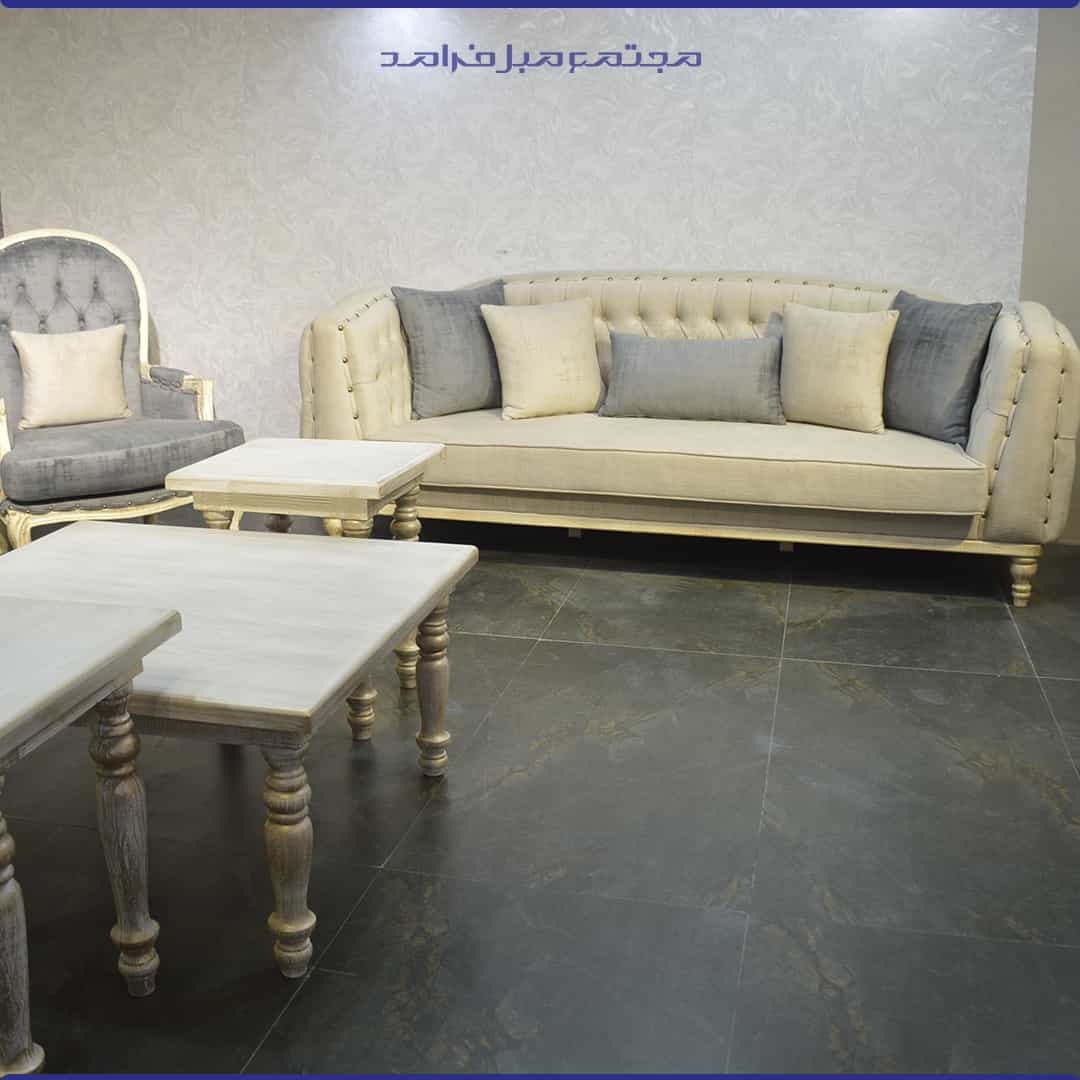 مبل راحتی کلاسیک طوسی کرم 8 نفره مدل دینجل با جلومبلی و عسلی