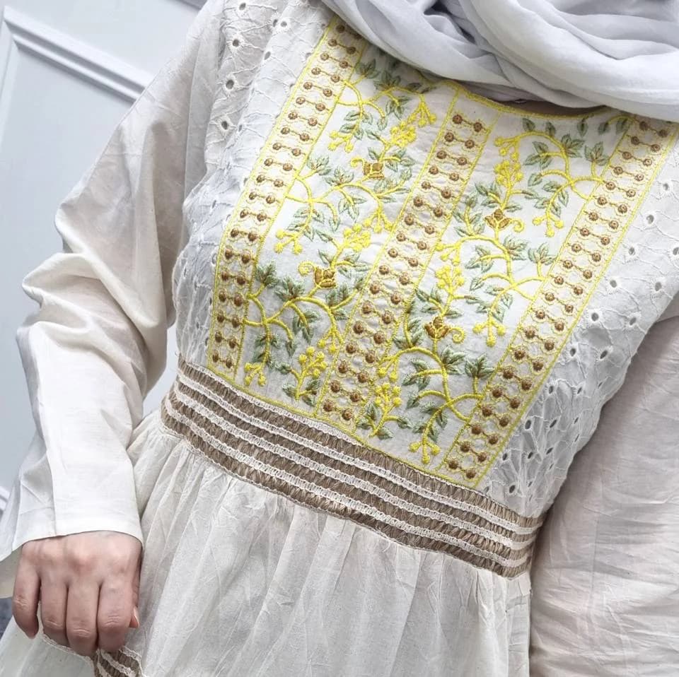 پیراهن ساحلی کرم گلدوزی اورجینال هندی طرح ماه بانو/کد2965 — تصویر ۵