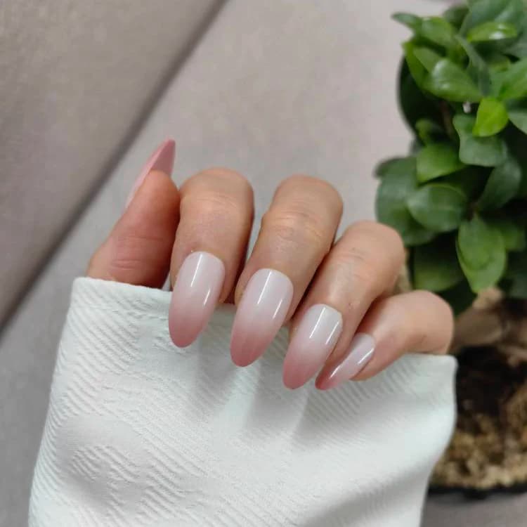 ناخن مصنوعی فرم بادامی طرح آمبره رنگی (سفید و صورتی چرک) براق راسا – RSN0495 — تصویر ۲