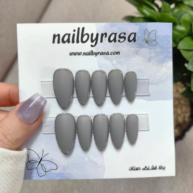 ناخن مصنوعی فرم بادامی رنگ خاکستری فیلی طرح دورگیری نقرهای مات راسا – RSN0489