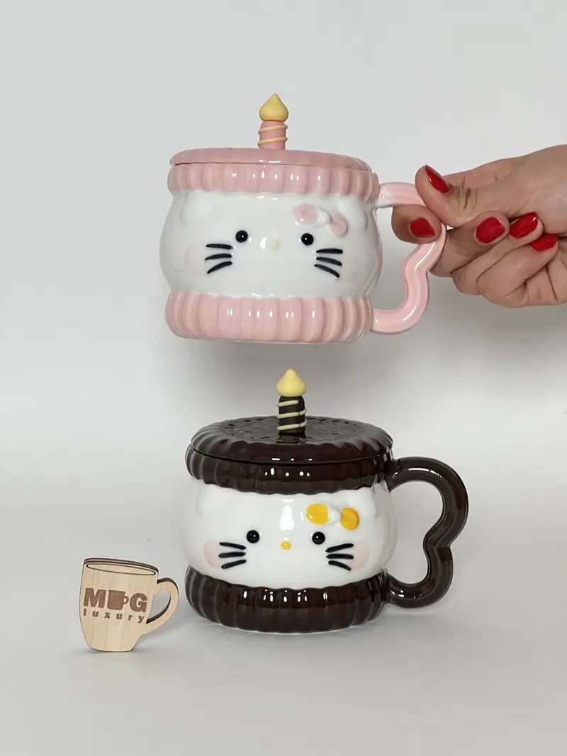 ماگ سرامیکی کیتی طرح کیک و شمع درب دار دسته دار