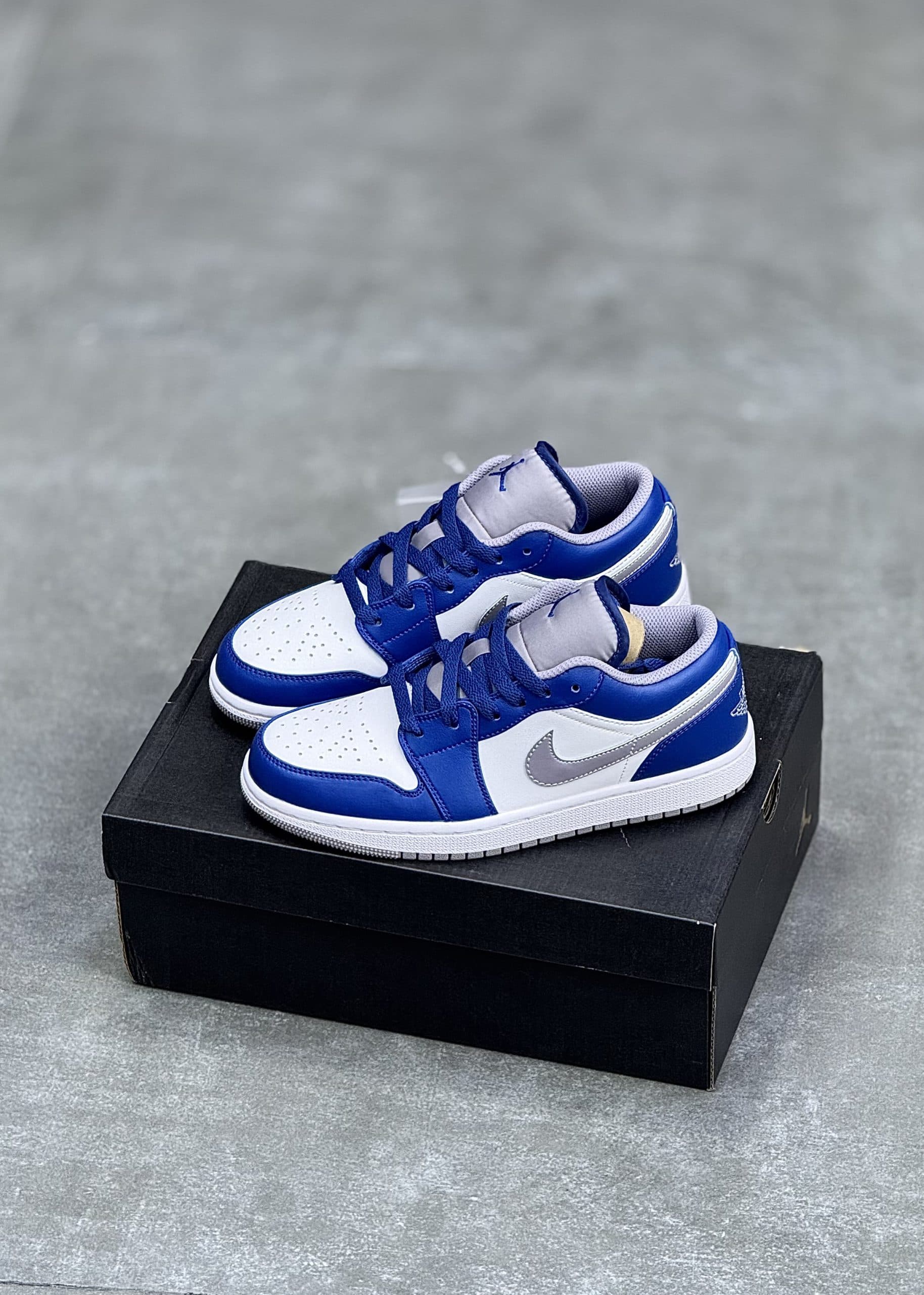 نایک جردن وان سفید قرمز | NIKE JORDAN 1 LOW BLUE — تصویر ۲