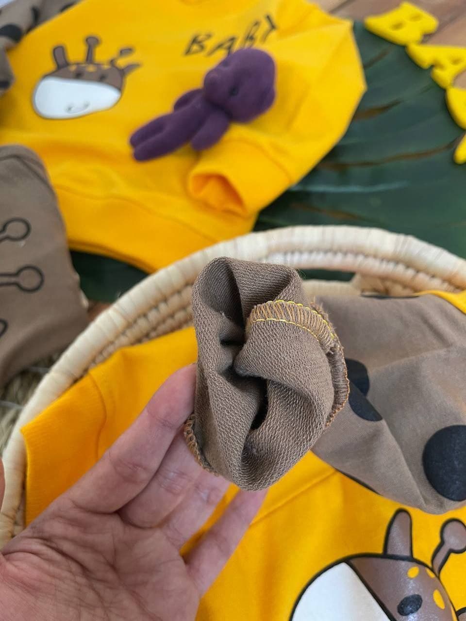 ست بلوز شلواربچگانه طرح زرافه کوچولو — تصویر ۳