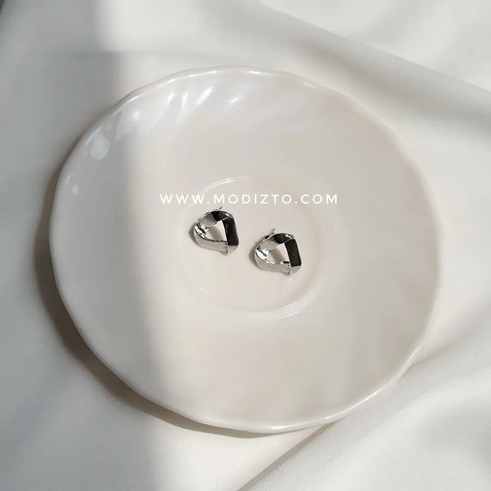 گوشواره میخی استیل مدل مثلثی — تصویر ۶