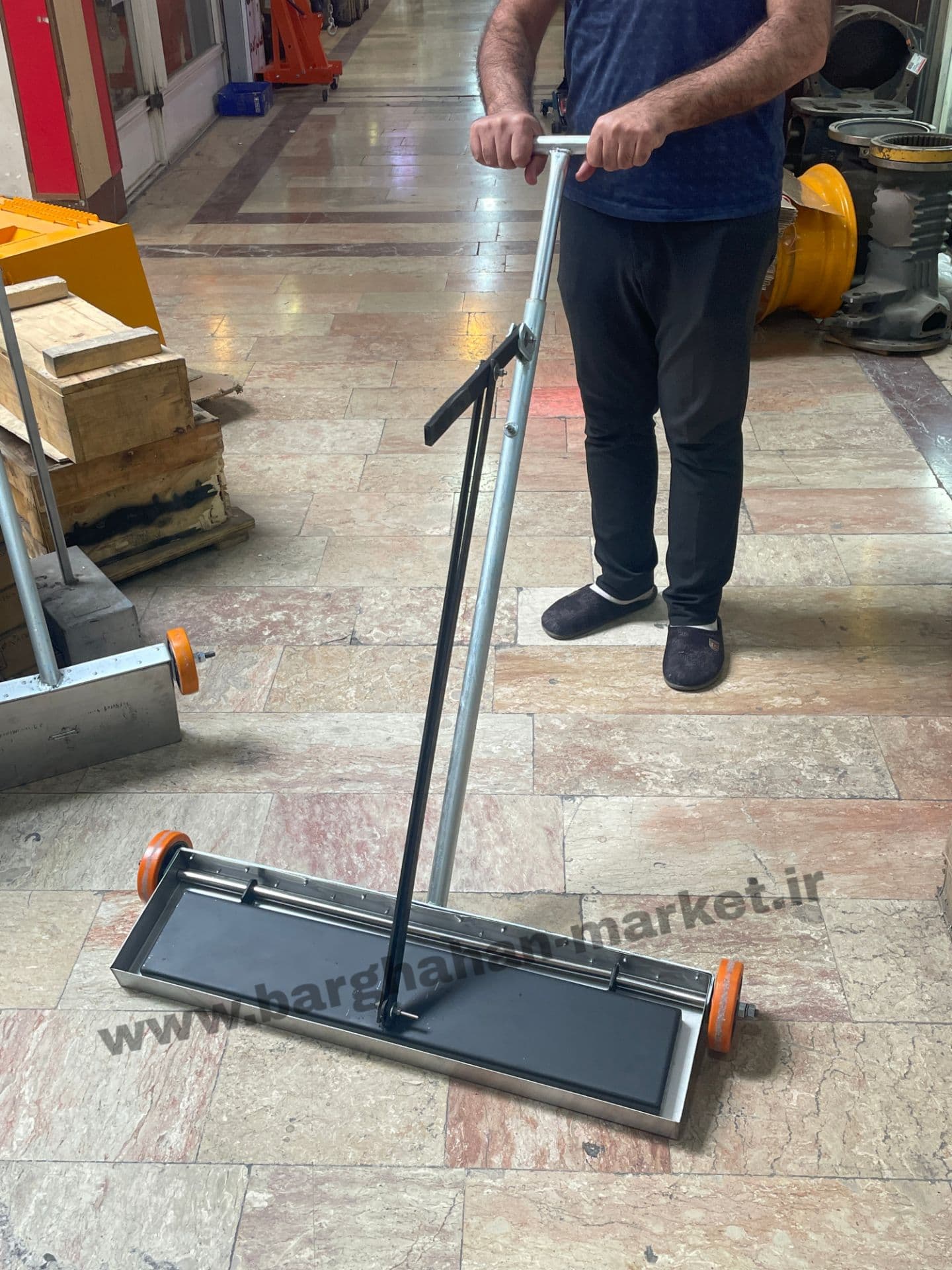 آهنربا جاروی مغناطیسی اهرمی چرخدار86x22x5سانتی متر یک عددی