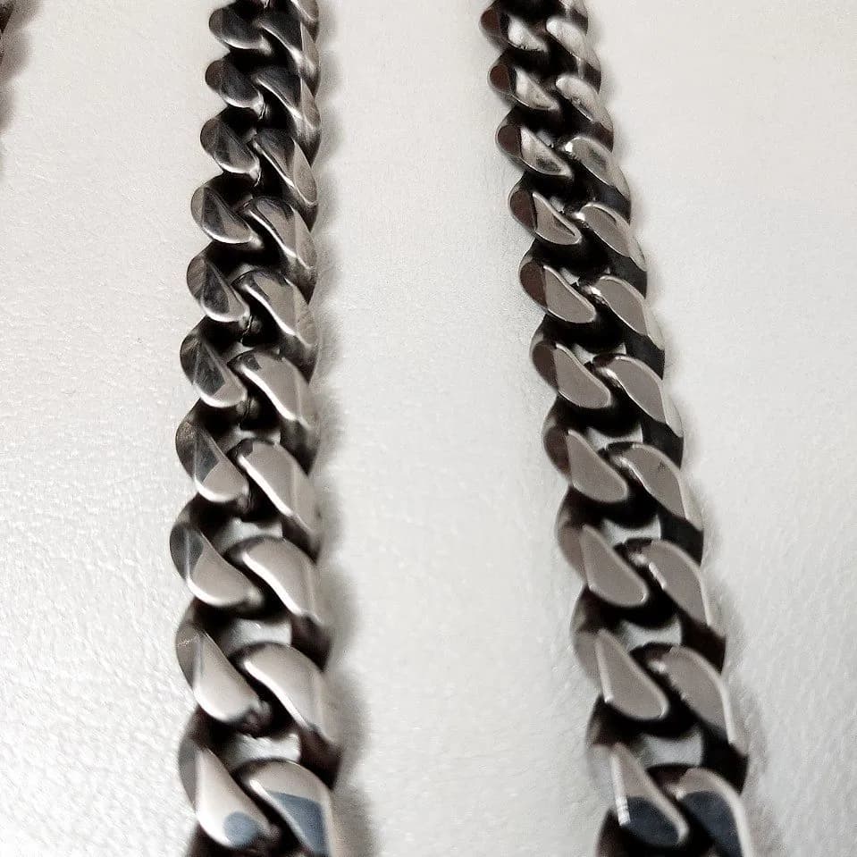 ست گردنبند و دستبند سیاه قلم کارتیر استیل نقره ای — تصویر ۴